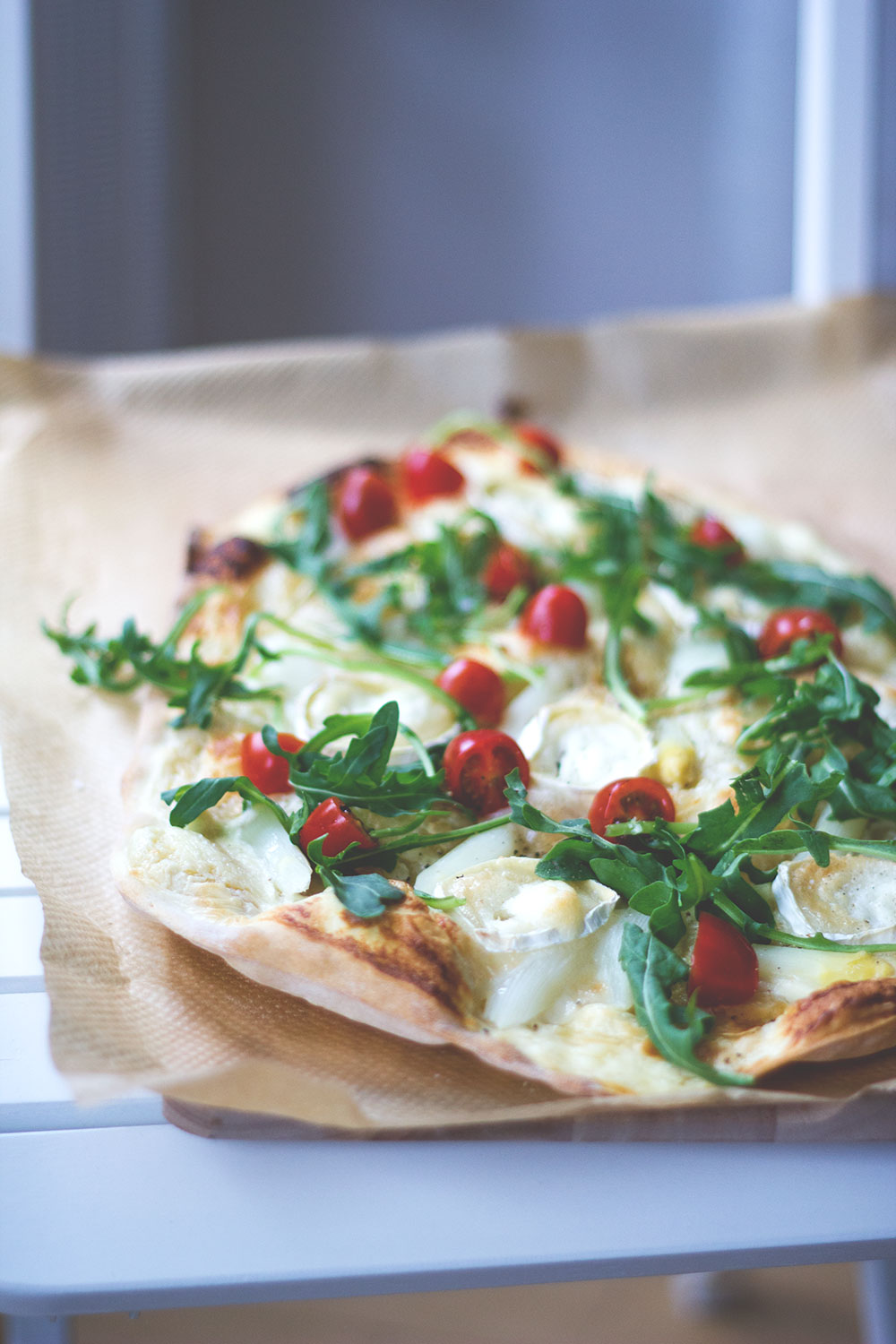 Flammkuchen mit weißem Spargel, Ziegenkäse, Tomaten und Rucola - moey&amp;#39;s ...