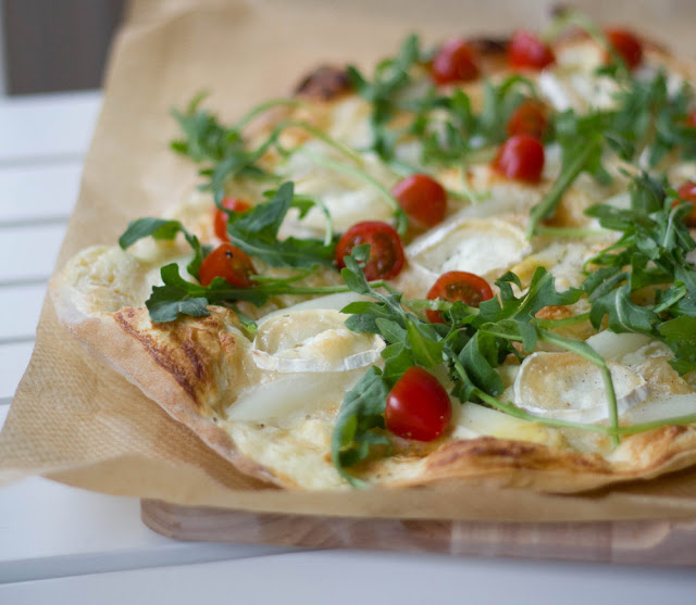 Flammkuchen mit weißem Spargel, Ziegenkäse, Tomaten und Rucola Flammkuchen mit weißem Spargel und Ziegenkäse