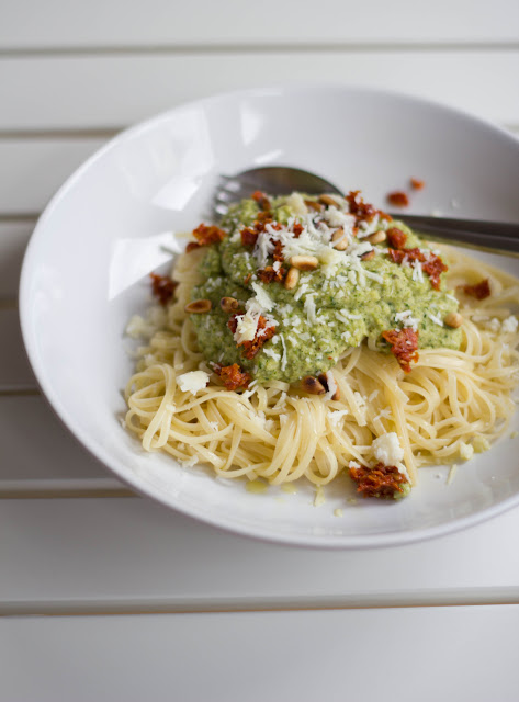 Sommerliches Rezept für köstliche Linguine mit Zucchini-Pesto und getrockneten Tomaten frische Pasta mit Zucchinipesto