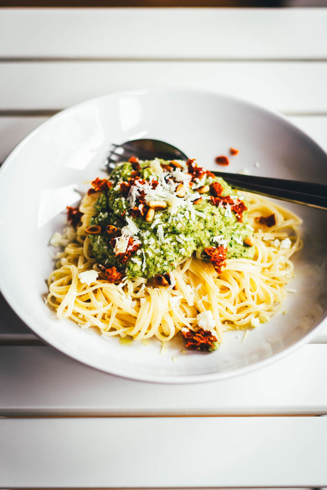 Wunderbare Sommerpasta – Rezept für super simple Linguine mit einem schnell selbst gemachten Zucchini-Pesto und getrockneten Tomaten. Perfekt für die schnelle Feierabendküche im Sommer. | moeyskitchen.com