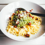 Wunderbare Sommerpasta – Rezept für super simple Linguine mit einem schnell selbst gemachten Zucchini-Pesto und getrockneten Tomaten. Perfekt für die schnelle Feierabendküche im Sommer. | moeyskitchen.com