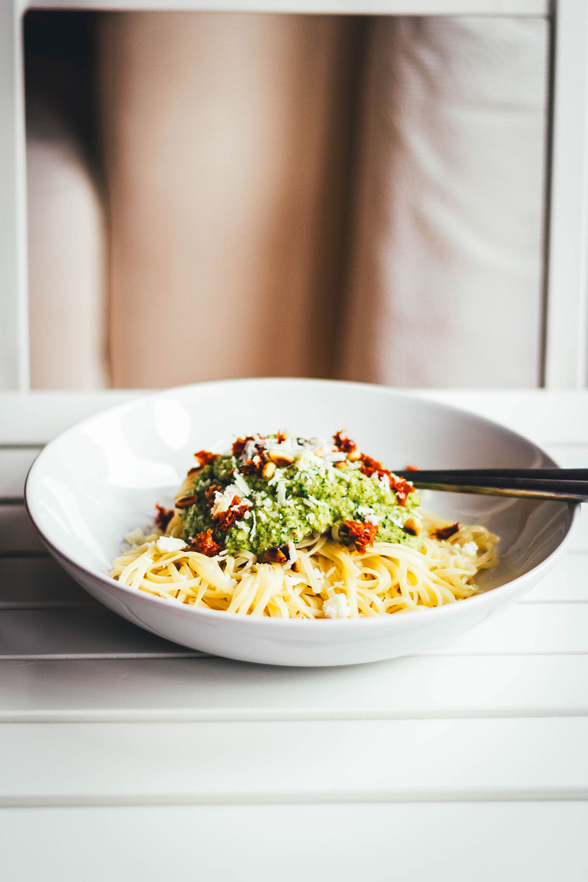 Wunderbare Sommerpasta – Rezept für super simple Linguine mit einem schnell selbst gemachten Zucchini-Pesto und getrockneten Tomaten. Perfekt für die schnelle Feierabendküche im Sommer. | moeyskitchen.com