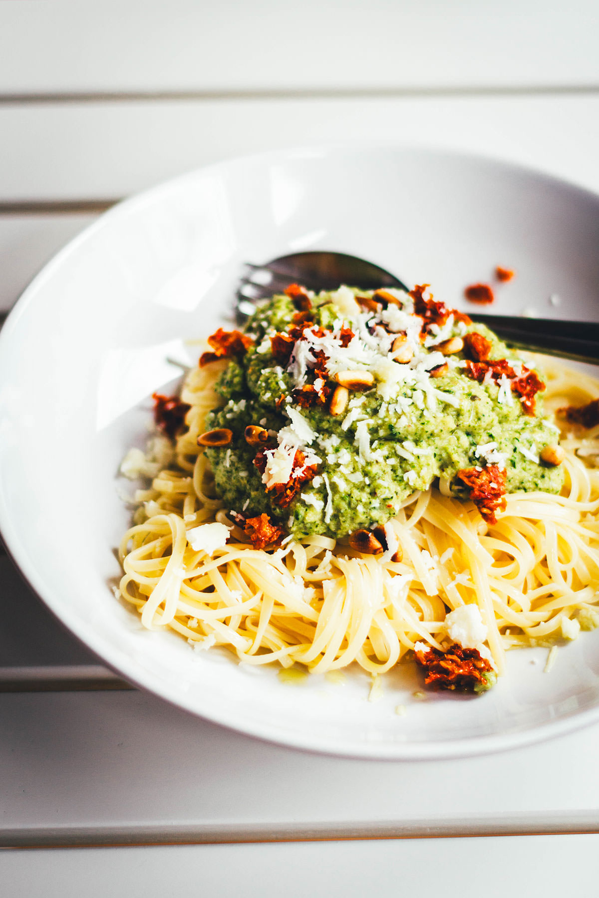 Wunderbare Sommerpasta – Rezept für super simple Linguine mit einem schnell selbst gemachten Zucchini-Pesto und getrockneten Tomaten. Perfekt für die schnelle Feierabendküche im Sommer. | moeyskitchen.com