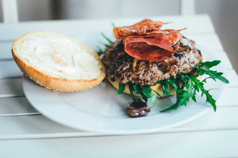 Burger mit frischen Hamburger-Brötchen, Balsamico-Schalotten, Rucola ...