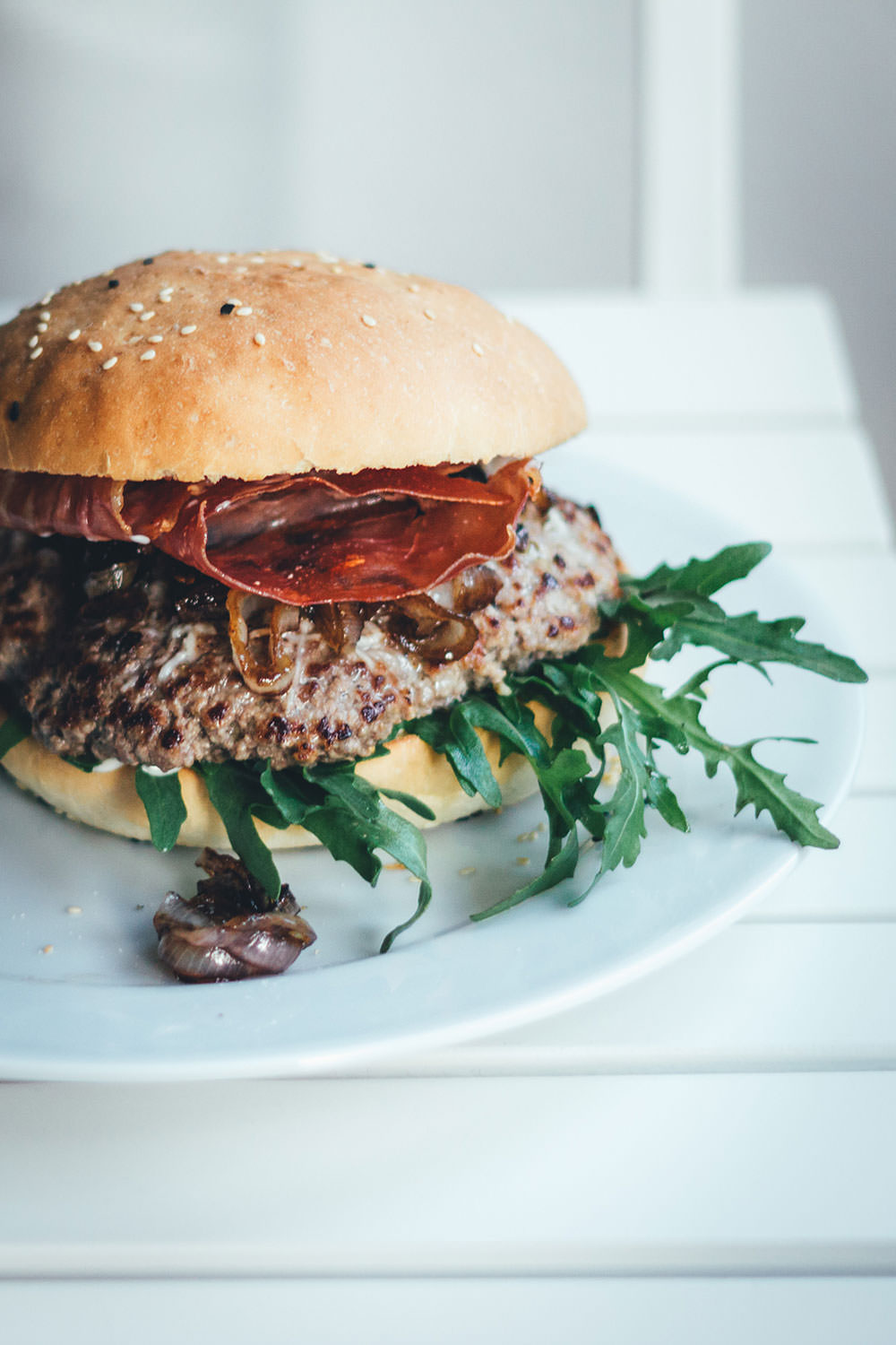 Rezept für selbst gebackene Burger Buns - leckere Hamburgerbrötchen und das Rezept für Burger mit frischen Hamburger-Brötchen, Balsamico-Schalotten, Rucola, Pecorino und Serranoschinken | moeyskitchen.com #burger #hamburger #burgerbuns #homemade #selbstgemacht #rezepte #foodblogger #bbq #barbecue