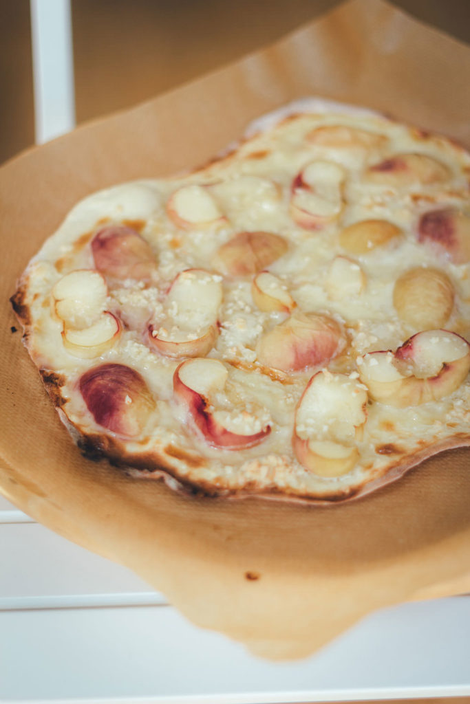 Einfacher Pfirsich-Flammkuchen - moey&amp;#39;s kitchen foodblog