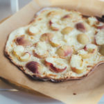 Rezept für sommerlichen Pfirsich-Flammkuchen mit Weinbergpfirsichen, Crème fraîche und Mandeln | moeyskitchen.com #flammkuchen #pfirsiche #weinbergpfirsich #mandeln #kuchenbacken #sommer #backen #rezepte #foodblogger