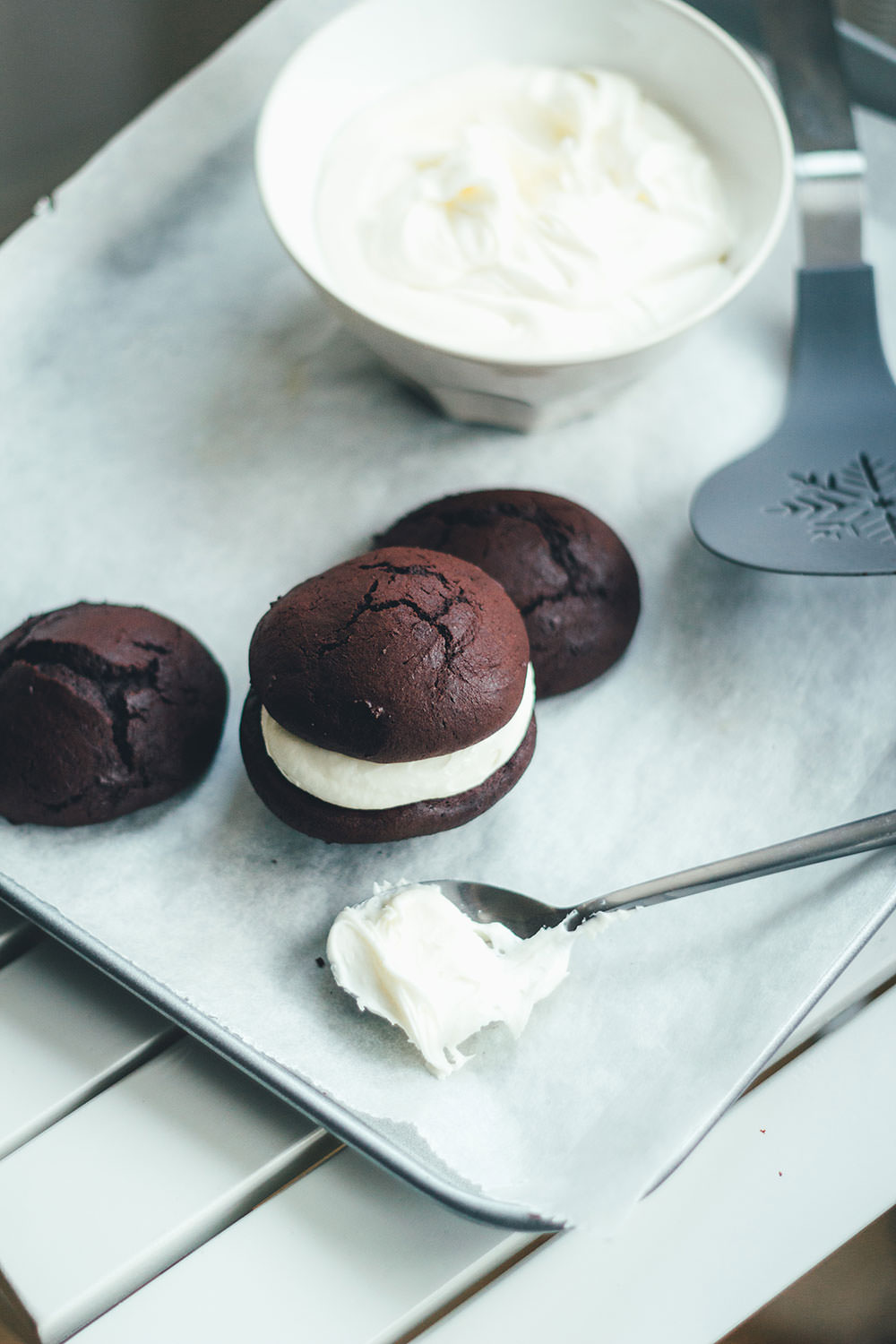 Rezept für schokolade Whoopie Pies mit Marshmallow-Füllung | moeyskitchen.com #whoopiepies #whoopie #backen #rezepte #foodblogger #marshmallows #frosting #gebäck