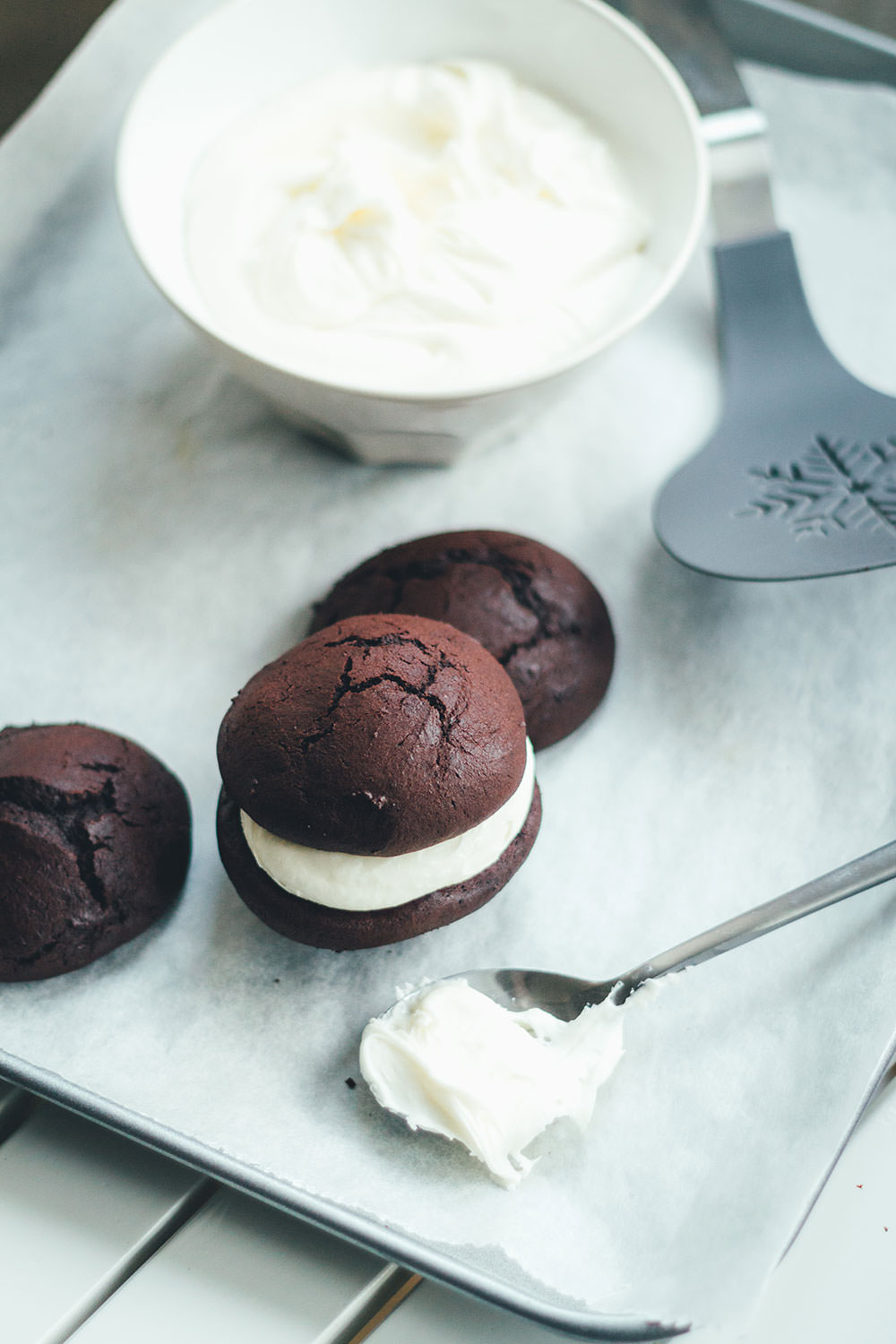 Rezept für schokolade Whoopie Pies mit Marshmallow-Füllung | moeyskitchen.com #whoopiepies #whoopie #backen #rezepte #foodblogger #marshmallows #frosting #gebäck