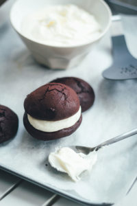 Rezept für schokolade Whoopie Pies mit Marshmallow-Füllung | moeyskitchen.com #whoopiepies #whoopie #backen #rezepte #foodblogger #marshmallows #frosting #gebäck