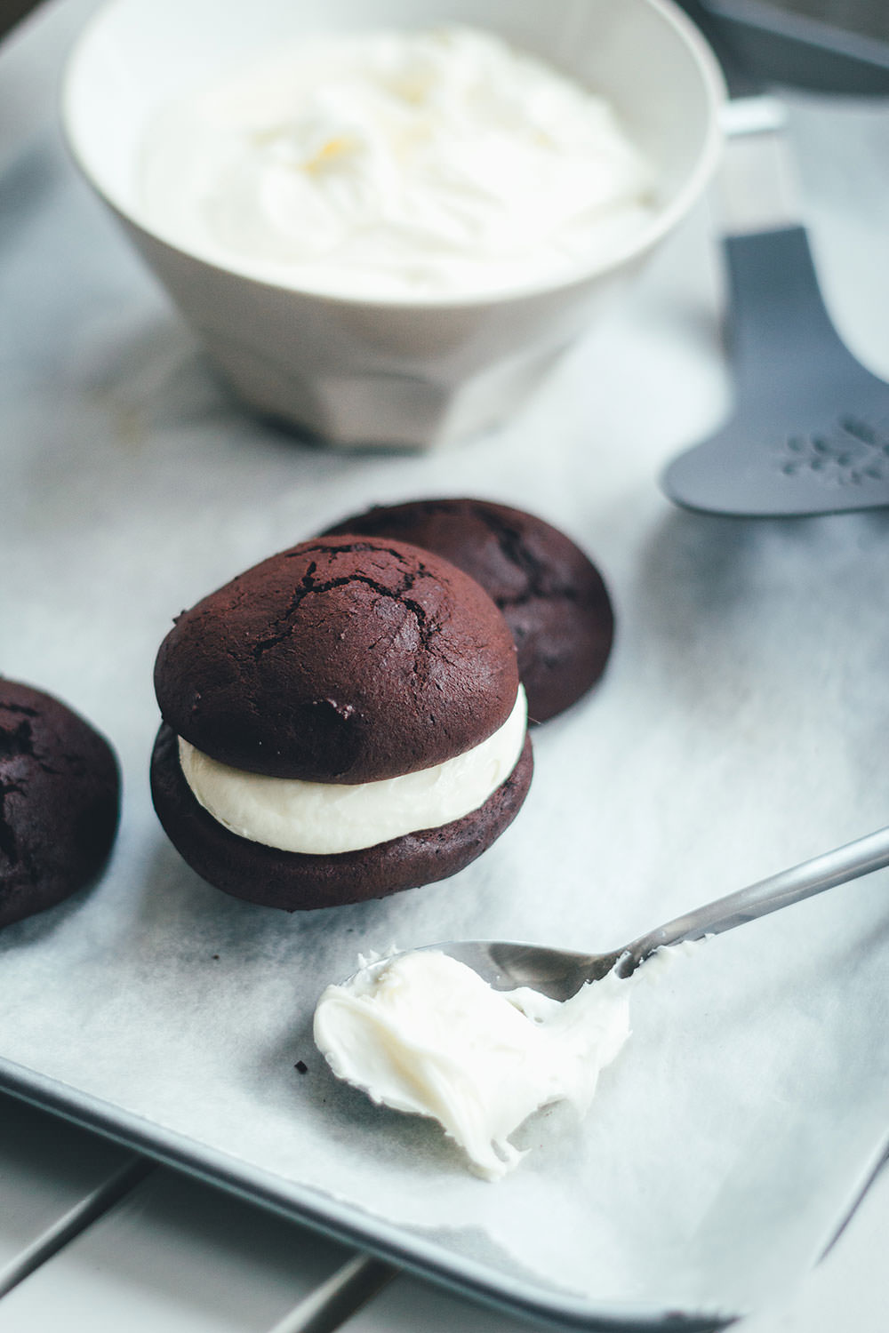 Schoko Whoopie Pies mit Marshmallow-Füllung - moey&amp;#39;s kitchen foodblog