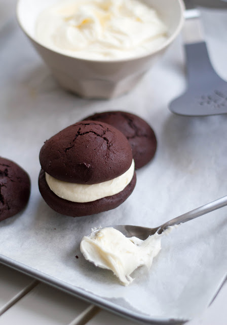 Schokoladige Whoopie Pies mit Marshmallow-Füllung - moey&amp;#39;s kitchen foodblog