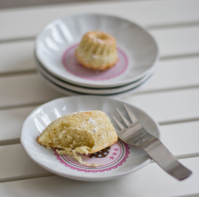 Rezept für Madeleines und Minigugl mit Vanille nach der Küchenflüsterin Maria frische Madeleines und Minigugl mit Vanille auf einem Tellerchen