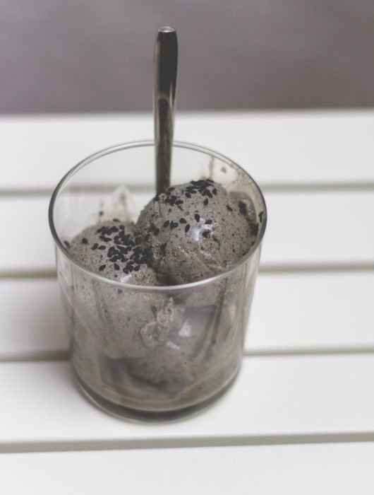 Rezept für schwarzes Sesam-Eis | moeyskitchen.com