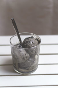 Rezept für schwarzes Sesam-Eis | moeyskitchen.com