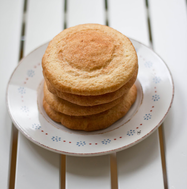 Rezept für Weihnachtsplätzchen: amerikanische Snickerdoodles mit Zimt und brauner Butter ein Stapel frisch gebackener Snickerdoodles