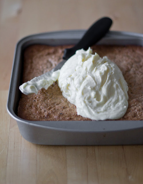 Frischkäae-Frosting wird auf den Haselnussschnitten verstrichen