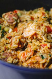 Jambalaya ist ein typisches Gericht aus der kreolischen und Cajun-Küche aus den Südstaaten der USA. Man kennt es vor allem in Louisiana. Dabei handelt es sich um ein Reisgericht mit Gemüse, Huhn, Garnelen und Wurst. Hier in einer Variante als einfaches One Pot Rezept und inspiriert von der Serie Treme. | moeyskitchen.com