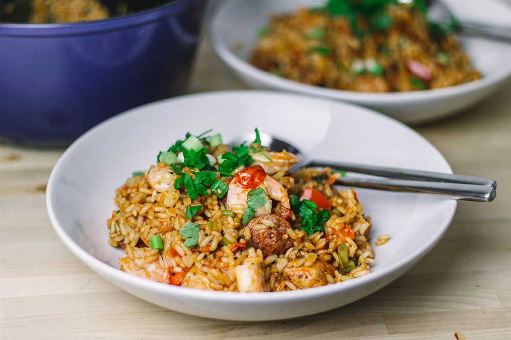 Jambalaya ist ein typisches Gericht aus der kreolischen und Cajun-Küche aus den Südstaaten der USA. Man kennt es vor allem in Louisiana. Dabei handelt es sich um ein Reisgericht mit Gemüse, Huhn, Garnelen und Wurst. Hier in einer Variante als einfaches One Pot Rezept und inspiriert von der Serie Treme. | moeyskitchen.com