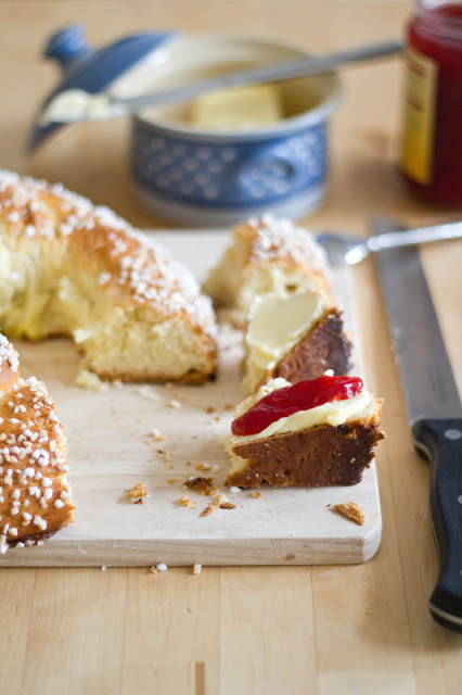 frische Neujahrsbrezel, mit Butter und Marmelade serviert