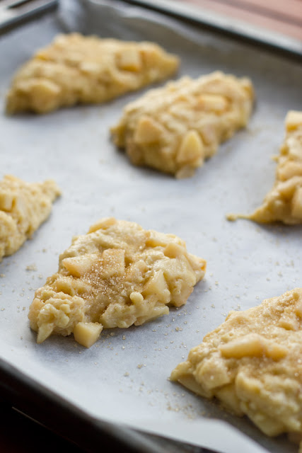Rezept für Quitten-Scones mit Ahornsirup und Mandeln der Teig für Quitten-Scones wird geformt und aufs Blech gelegt