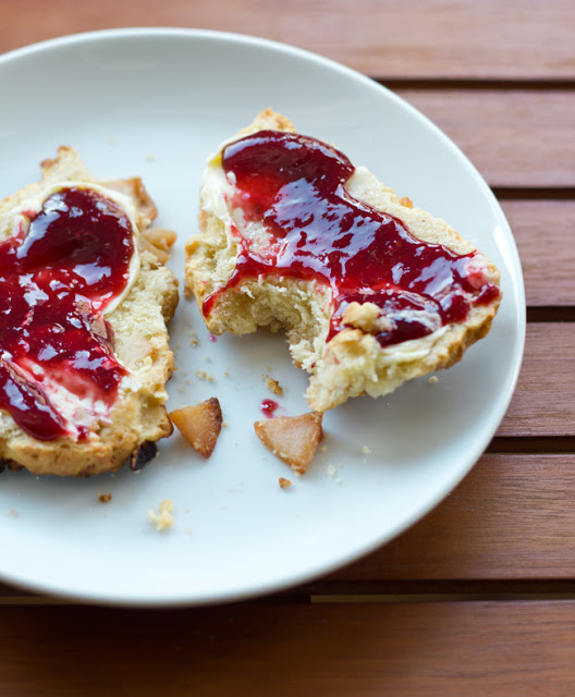 Rezept für Quitten-Scones mit Ahornsirup und Mandeln frische Scones mit Quitten und Marmelade