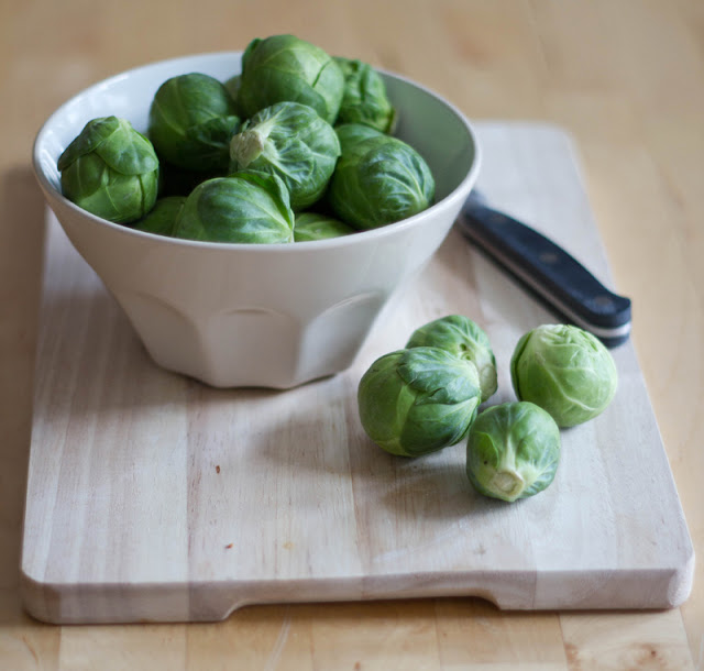 frischer Rosenkohl wird zu Salat geraspelt