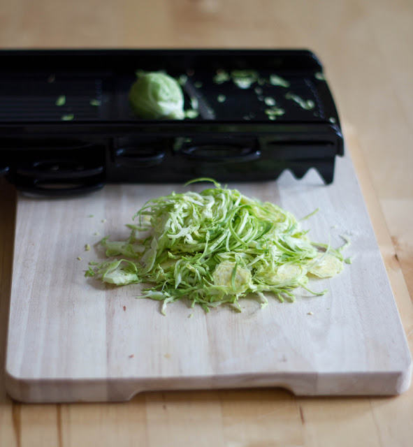 Rosenkohlröschen werden auf der Mandoline fein gehobelt