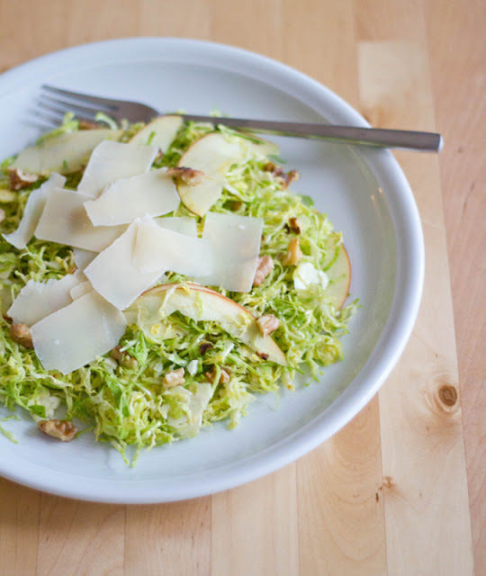 Rezept für Rosenkohlsalat mit Apfel, Walnüssen und Pecorino