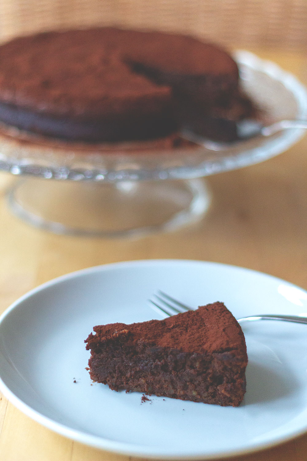 Rezept für herb-saftigen und extra schokoladigen Schokoladen-Maronen-Kuchen | Maronenkuchen von moeyskitchen.com #schokoladenkuchen #backen #kuchen #foodblogger #maronenkuchen #rezepte #schokokuchen #herbst #herbstrezepte #kuchenbacken