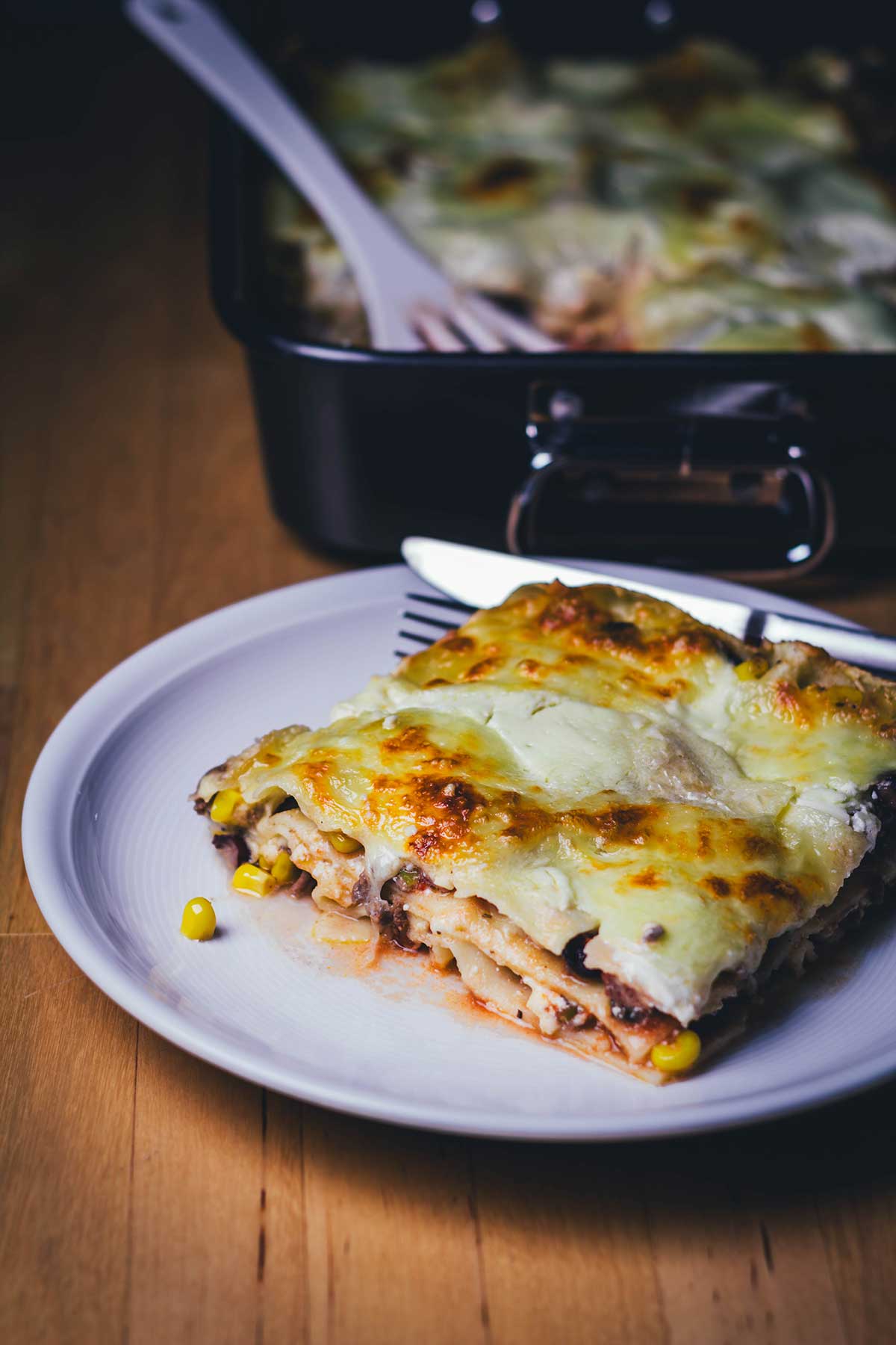 Den Nudelauflauf Lasagne mal anders als den italienischen Klassiker genießen: als Tex-Mex-Lasagne mit typisch amerikanisch-mexikanischen Aromen. Eine super Alternative zum Abendessen und ganz einfach und unkompliziert zubereitet! | moeyskitchen.com