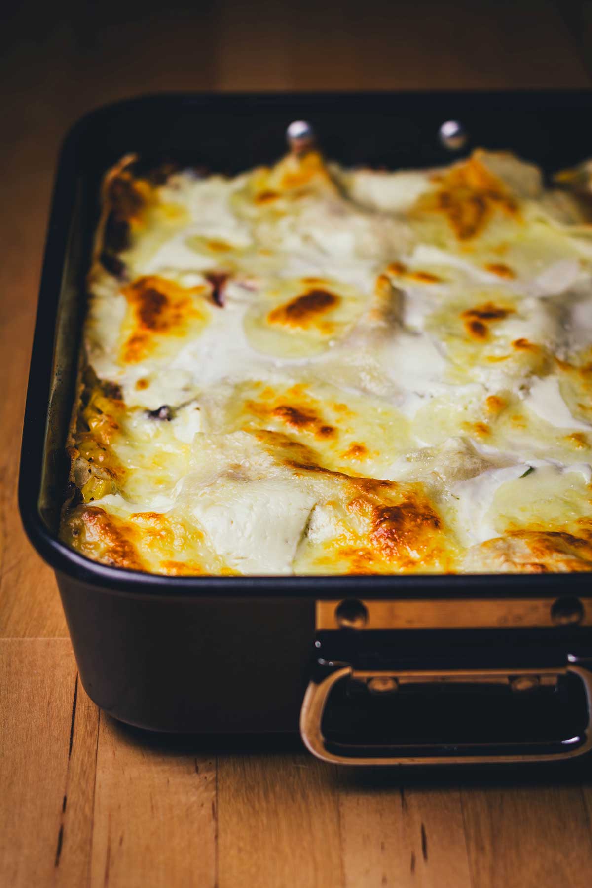 Den Nudelauflauf Lasagne mal anders als den italienischen Klassiker genießen: als Tex-Mex-Lasagne mit typisch amerikanisch-mexikanischen Aromen. Eine super Alternative zum Abendessen und ganz einfach und unkompliziert zubereitet! | moeyskitchen.com