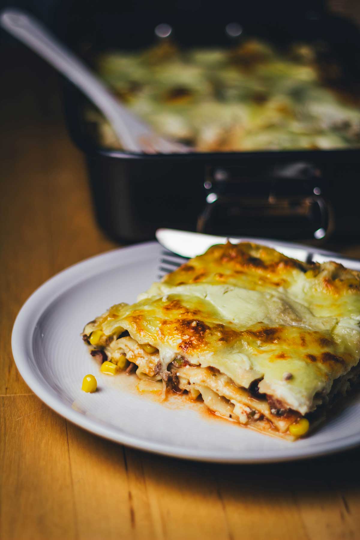 Den Nudelauflauf Lasagne mal anders als den italienischen Klassiker genießen: als Tex-Mex-Lasagne mit typisch amerikanisch-mexikanischen Aromen. Eine super Alternative zum Abendessen und ganz einfach und unkompliziert zubereitet! | moeyskitchen.com