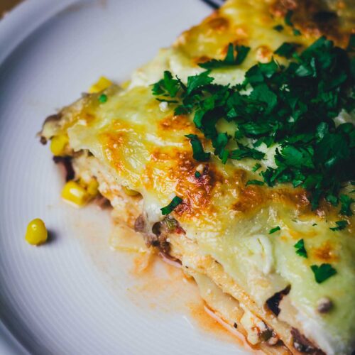 Den Nudelauflauf Lasagne mal anders als den italienischen Klassiker genießen: als Tex-Mex-Lasagne mit typisch amerikanisch-mexikanischen Aromen. Eine super Alternative zum Abendessen und ganz einfach und unkompliziert zubereitet! | moeyskitchen.com