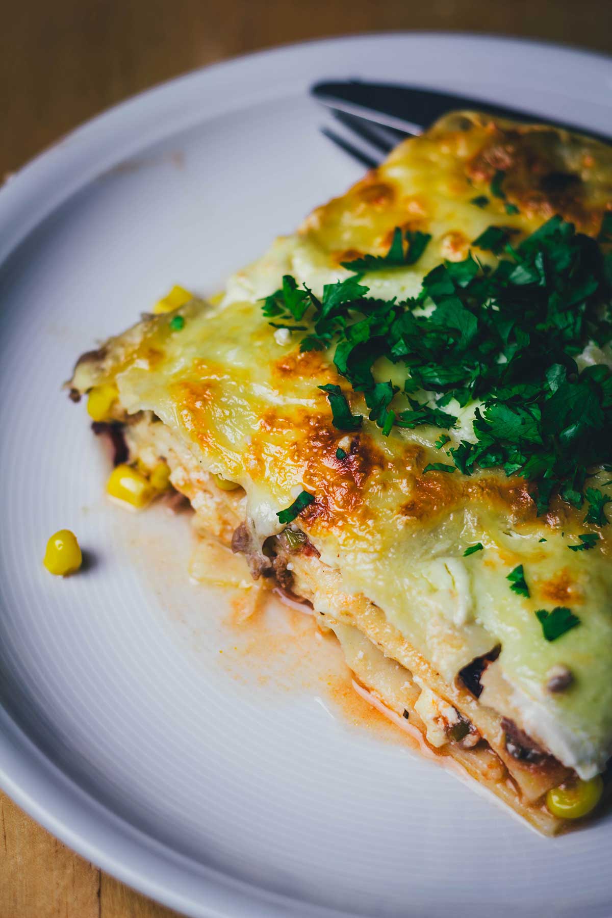 Den Nudelauflauf Lasagne mal anders als den italienischen Klassiker genießen: als Tex-Mex-Lasagne mit typisch amerikanisch-mexikanischen Aromen. Eine super Alternative zum Abendessen und ganz einfach und unkompliziert zubereitet! | moeyskitchen.com