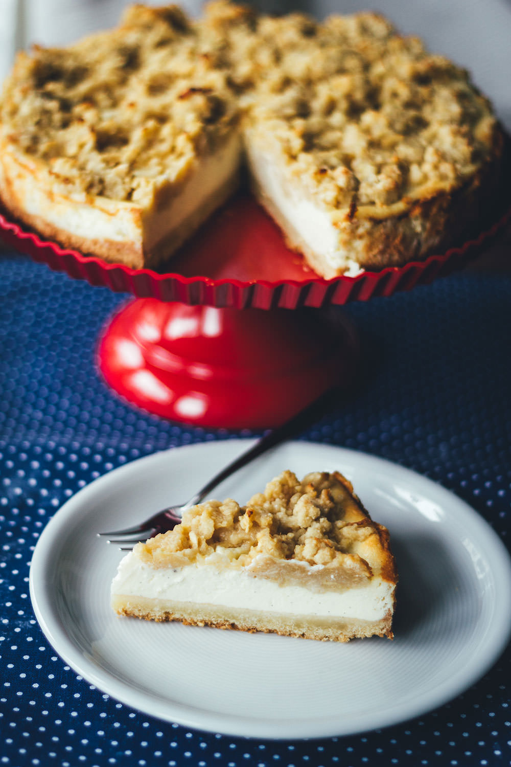 Rezept für Vanille-Cheesecake mit Apfelstreuseln | typisch amerikanischer Käsekuchen mit saftigen Mürbeteig-Streuseln mit geriebenen Äpfeln | moeyskitchen.com #cheesecake #käsekuchen #vanillecheesecake #mürbeteig #streusel #äpfel #apfelkuchen #backen #rezepte #kuchen #kuchenbacken #herbstrezept #foodblogger #rezepte