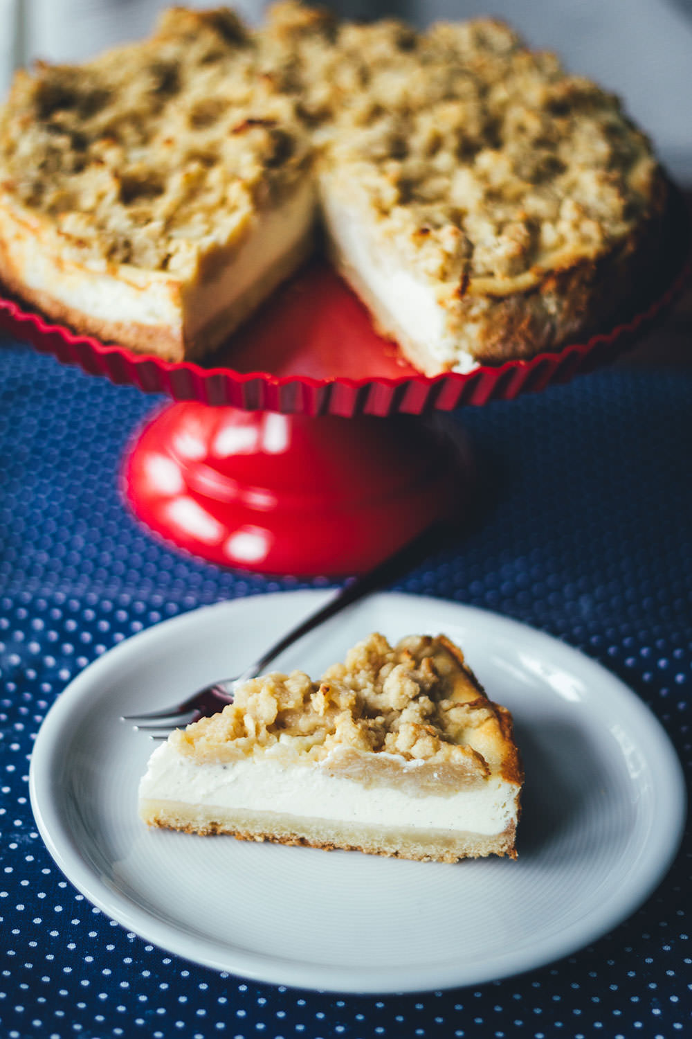 Rezept für Vanille-Cheesecake mit Apfelstreuseln | typisch amerikanischer Käsekuchen mit saftigen Mürbeteig-Streuseln mit geriebenen Äpfeln | moeyskitchen.com #cheesecake #käsekuchen #vanillecheesecake #mürbeteig #streusel #äpfel #apfelkuchen #backen #rezepte #kuchen #kuchenbacken #herbstrezept #foodblogger #rezepte