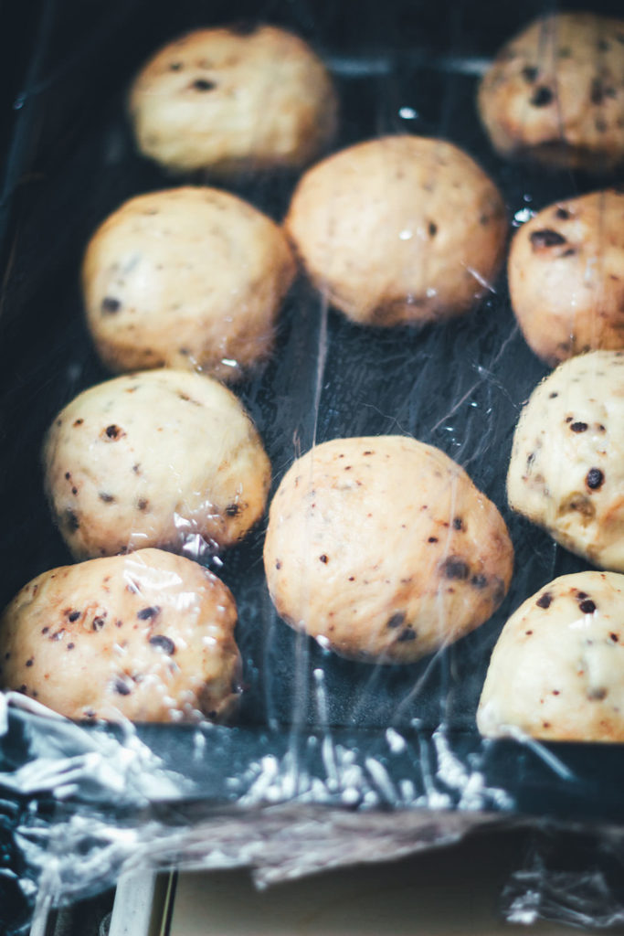 Rezept für Hot Cross Buns mit Schokolade. Das typisch britische Ostergebäck wird hier mit Schokolade verfeinert. So schmecken meine Chocolate Hot Cross Buns wie fluffige Schokobrötchen! | moeyskitchen.com