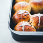 Rezept für Hot Cross Buns mit Schokolade. Das typisch britische Ostergebäck wird hier mit Schokolade verfeinert. So schmecken meine Chocolate Hot Cross Buns wie fluffige Schokobrötchen! | moeyskitchen.com