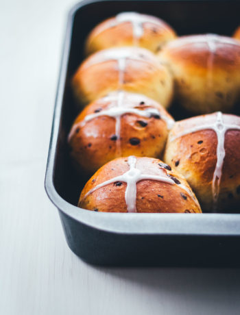 Rezept für Hot Cross Buns mit Schokolade. Das typisch britische Ostergebäck wird hier mit Schokolade verfeinert. So schmecken meine Chocolate Hot Cross Buns wie fluffige Schokobrötchen! | moeyskitchen.com