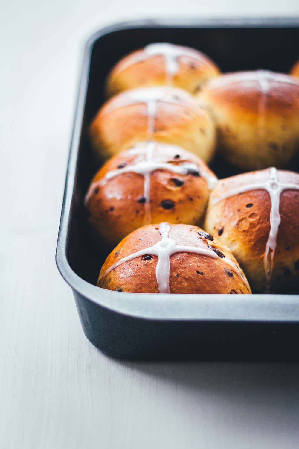 Rezept für Hot Cross Buns mit Schokolade. Das typisch britische Ostergebäck wird hier mit Schokolade verfeinert. So schmecken meine Chocolate Hot Cross Buns wie fluffige Schokobrötchen! | moeyskitchen.com