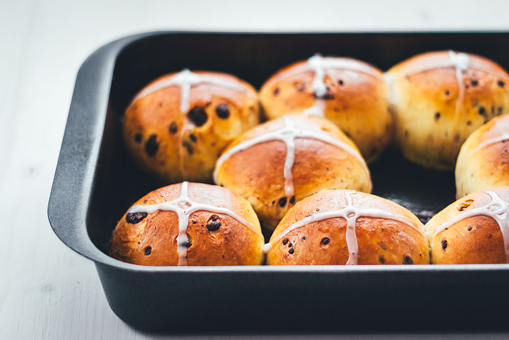 Rezept für Hot Cross Buns mit Schokolade. Das typisch britische Ostergebäck wird hier mit Schokolade verfeinert. So schmecken meine Chocolate Hot Cross Buns wie fluffige Schokobrötchen! | moeyskitchen.com