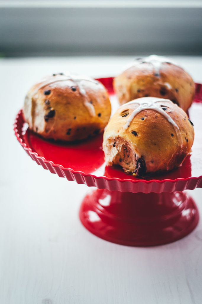 Rezept für Hot Cross Buns mit Schokolade. Das typisch britische Ostergebäck wird hier mit Schokolade verfeinert. So schmecken meine Chocolate Hot Cross Buns wie fluffige Schokobrötchen! | moeyskitchen.com