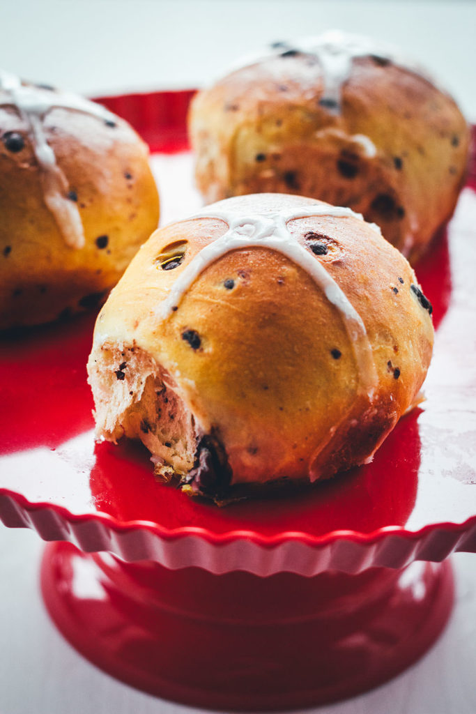 Rezept für Hot Cross Buns mit Schokolade. Das typisch britische Ostergebäck wird hier mit Schokolade verfeinert. So schmecken meine Chocolate Hot Cross Buns wie fluffige Schokobrötchen! | moeyskitchen.com