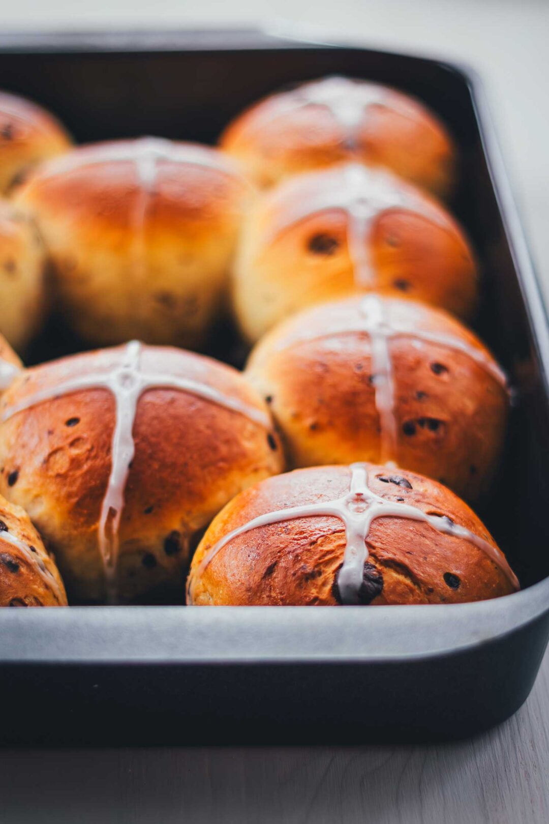 Fluffige Schokobrötchen mit Schokolade frisch gebacken im Blech