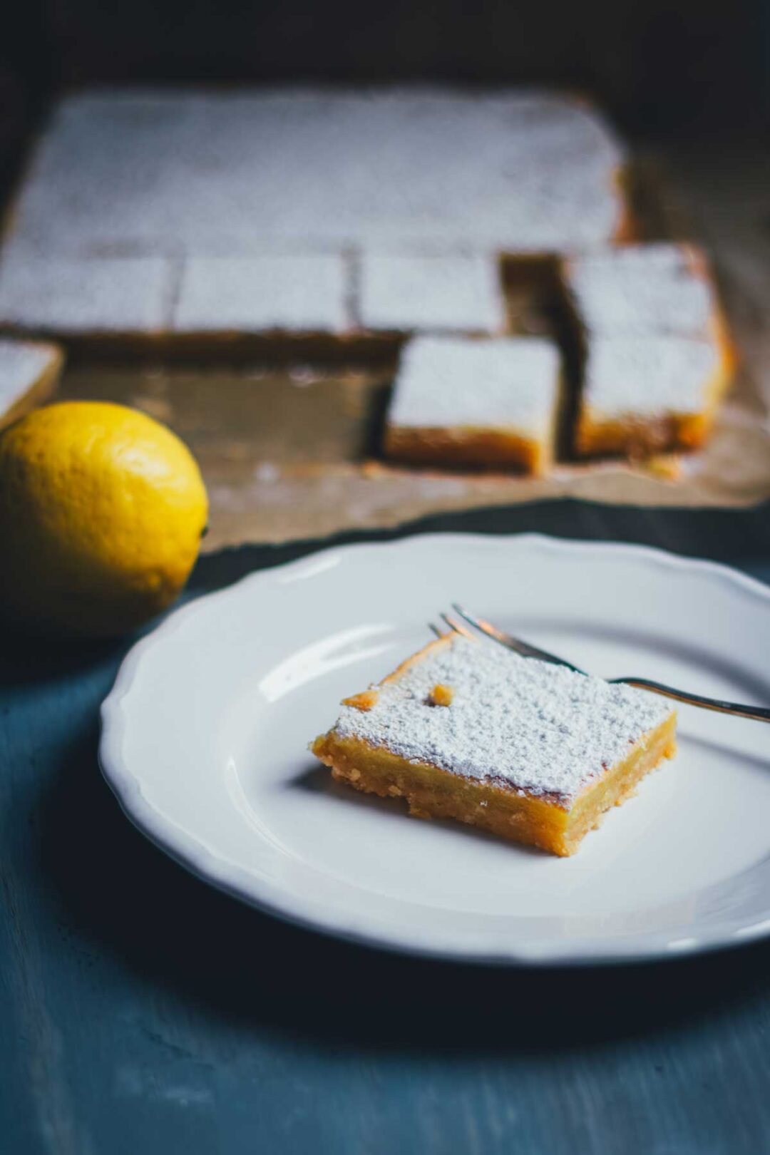 Lemon Bars sind saftige Zitronenschnitten mit nur 15 Minuten Arbeitsaufwand. Für alle Fans von Zitronenkuchen! | moeyskitchen.com