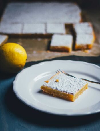 Lemon Bars sind saftige Zitronenschnitten mit nur 15 Minuten Arbeitsaufwand. Für alle Fans von Zitronenkuchen! | moeyskitchen.com