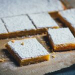 Lemon Bars sind saftige Zitronenschnitten mit nur 15 Minuten Arbeitsaufwand. Für alle Fans von Zitronenkuchen! | moeyskitchen.com
