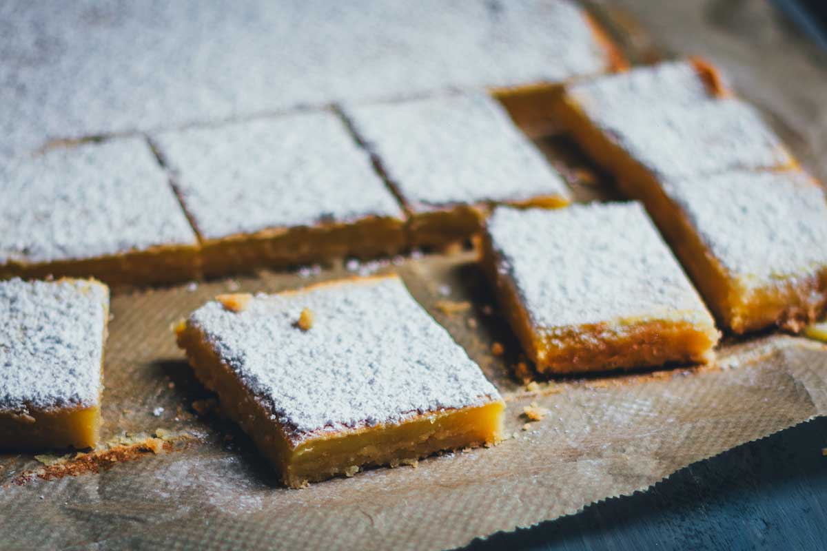 Lemon Bars sind saftige Zitronenschnitten mit nur 15 Minuten Arbeitsaufwand. Für alle Fans von Zitronenkuchen! | moeyskitchen.com