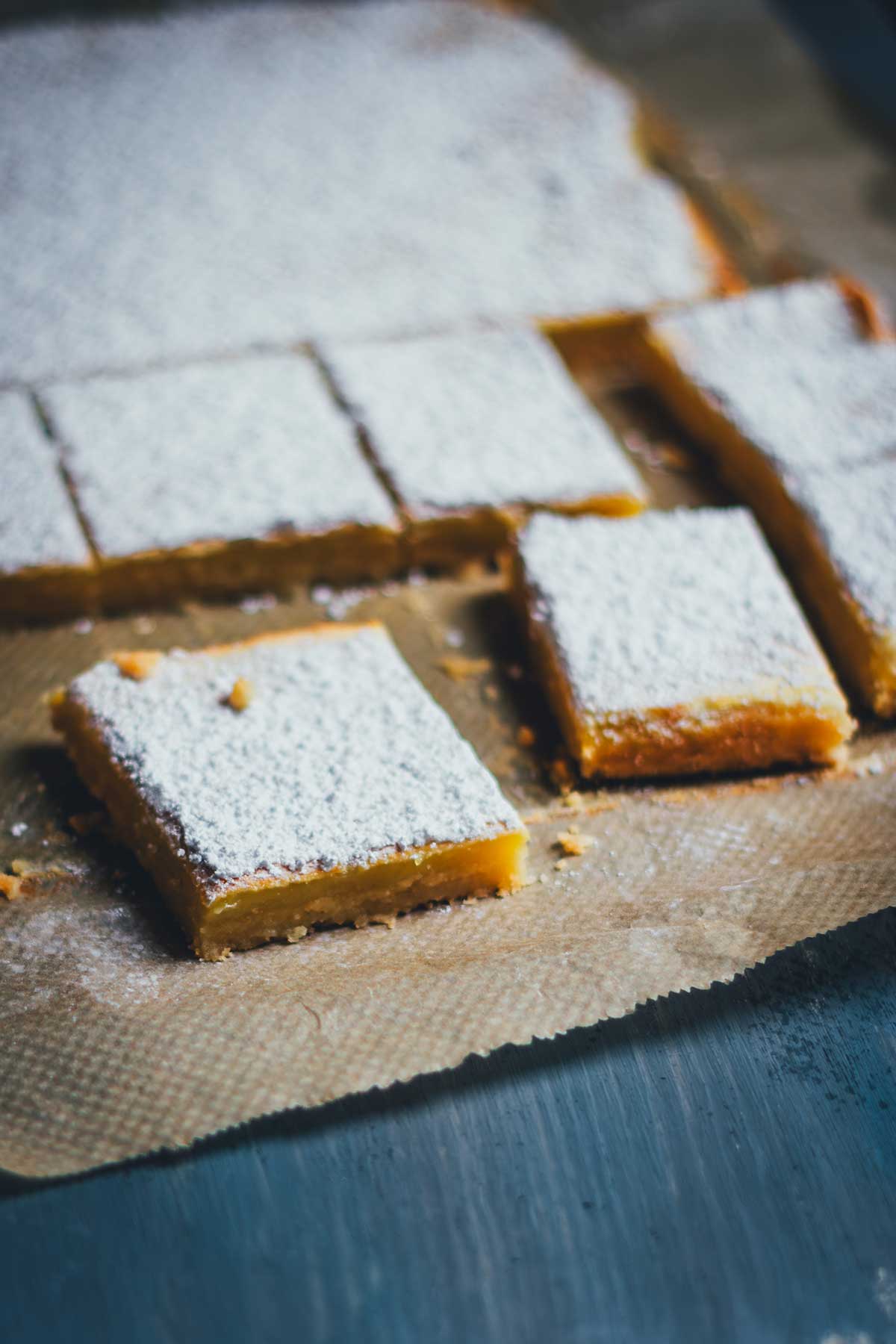 Lemon Bars sind saftige Zitronenschnitten mit nur 15 Minuten Arbeitsaufwand. Für alle Fans von Zitronenkuchen! | moeyskitchen.com